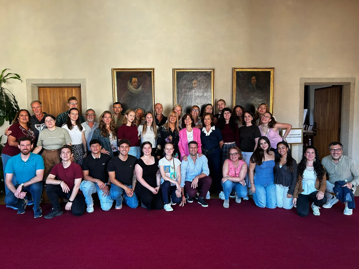 Estudiantes y docentes reunidos durante una actividad en Praga